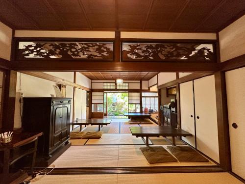 大津Inase Otsu Machiya Bed and Breakfast的客厅配有桌子和壁炉