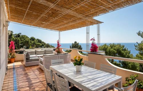 卡普里Oliveto Capri apartments的一个带桌椅的海景庭院