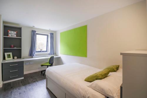 爱丁堡比佛班克广场 - 校园公寓的一间卧室配有一张床、一张桌子和一把椅子