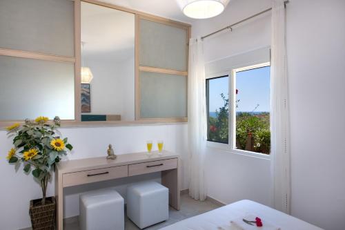 埃拉福尼西岛Elafonisi Village的一间带水槽和镜子的浴室