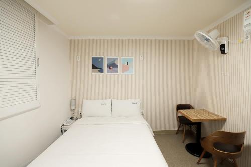 庆州Stay RomanticTrip_Hostel的小房间设有一张床和一张桌子
