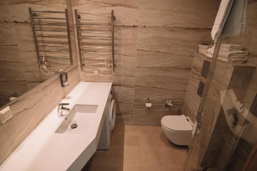 纳尔瓦约埃苏Merepargi ApartHotel & Cafe的一间带水槽和卫生间的浴室