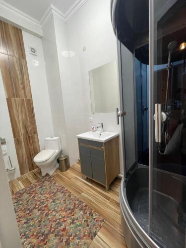 塔拉兹Гостиница Amulet的浴室配有卫生间、盥洗盆和淋浴。
