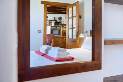 蒂亚斯Casa Amaia II的镜子和床上的毛巾