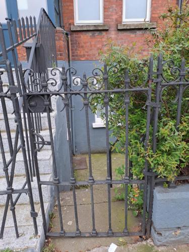 都柏林Spacious Studio-Dublin 3的房屋前有灌木的黑色铁门