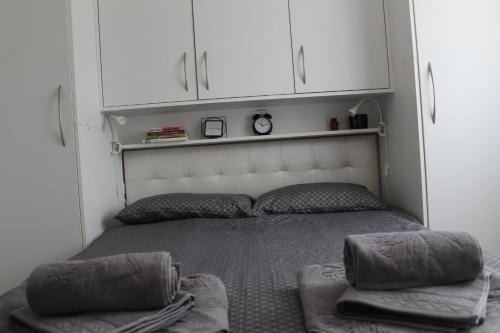 波雷奇Vacation house ''CASA TERRA''的一间小卧室,配有带两个枕头的床