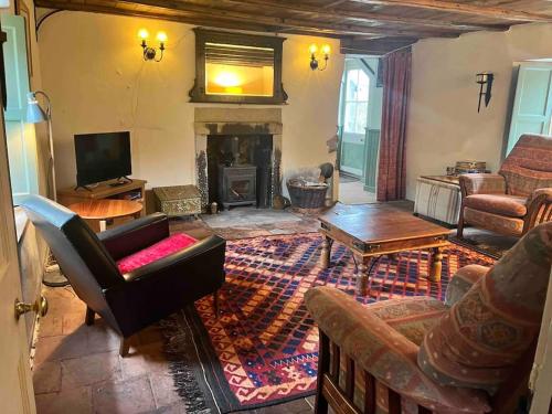 斯特灵Powis House East Cottage的客厅配有家具和壁炉