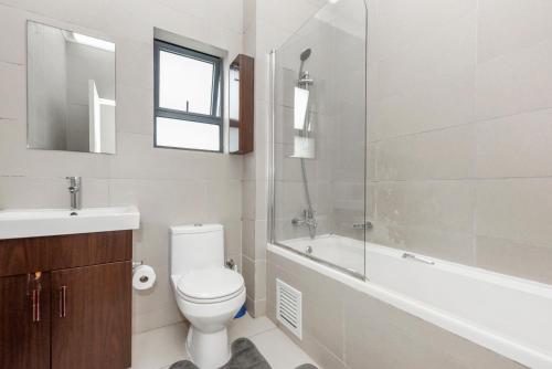 佛维斯V&S Apartments - Executive Suite in Fourways, Johannesburg的浴室配有卫生间、浴缸和水槽。