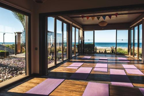 塔哈佐特天堂布拉阁冲浪瑜伽＆Spa酒店的海景瑜伽室