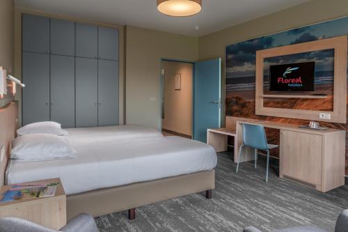 布兰肯贝赫弗洛雷亚尔布兰肯贝赫酒店的配有一张床和一张书桌的酒店客房