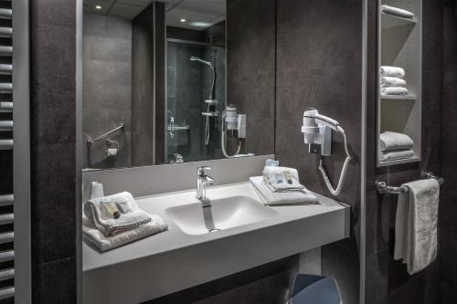 布兰肯贝赫弗洛雷亚尔布兰肯贝赫酒店的一间带水槽和镜子的浴室