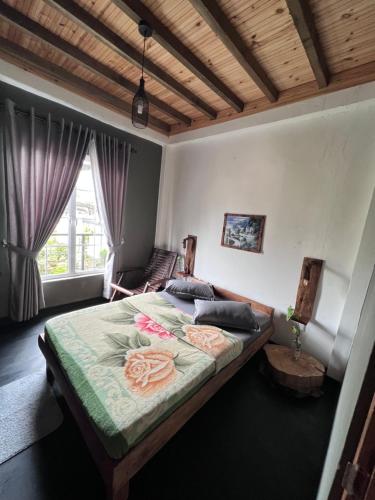 努沃勒埃利耶Rustique House dbl的一间卧室设有一张床和一个窗口