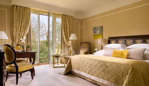卡斯尔马特卡斯尔马特度假酒店的一间卧室配有一张床、一张书桌和一个窗户。