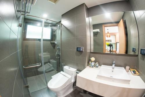 河内J'ADORE APARTMENT的浴室配有卫生间、盥洗盆和淋浴。