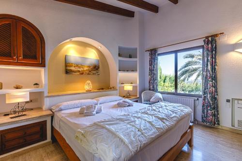 维耶亚高原Villa Buen Lugar的一间卧室设有一张大床和一个大窗户