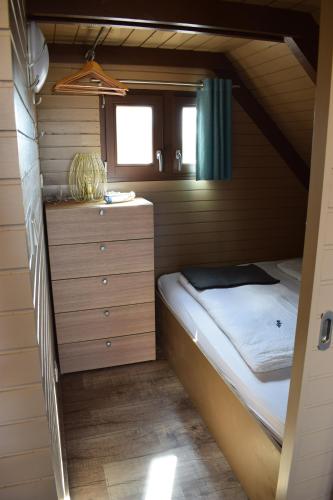 拉斯特Chalet im See- Nr 44的一间小卧室,配有一张床和一个梳妆台