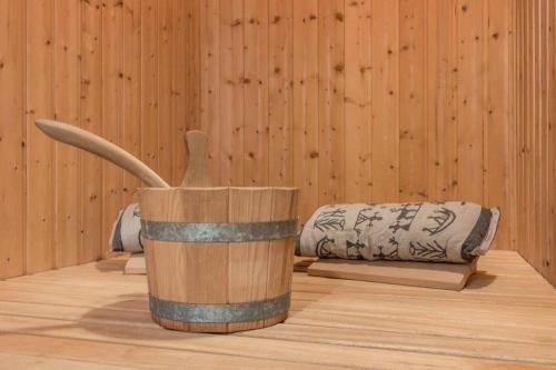 费马恩Kamin-Haus-Nr-2-mit-Sauna-in-Burg的木桶,木桶中带勺子