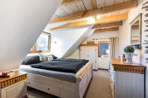 费马恩Kamin-Haus-Nr-2-mit-Sauna-in-Burg的阁楼上的卧室配有一张大床