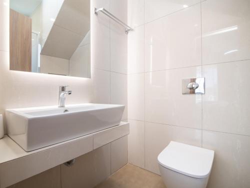 瓦西里科斯Claudio Stone House的白色的浴室设有水槽和卫生间。