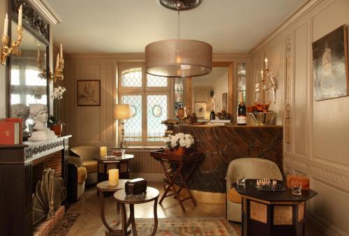 翁弗勒尔鲁西住宅酒店的客厅配有吊灯和壁炉