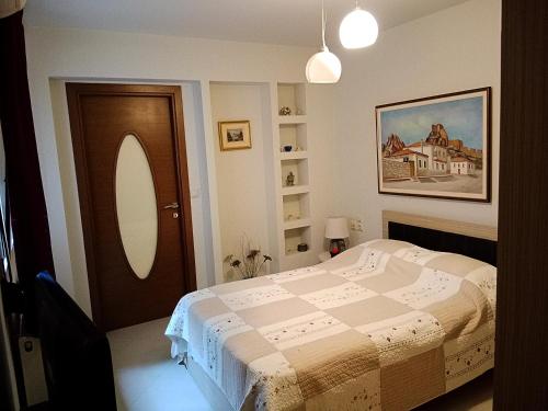 福德勒Korfe Estate的一间卧室配有一张床、镜子和门