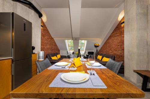 普罗夫迪夫Industrial-style 2BD Loft with Parking Spot的用餐室配有木桌和盘子