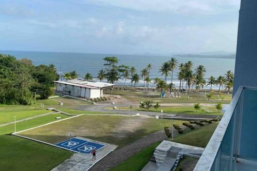 科隆Bala Beach Paradise 1-bedroom Fully Equipped apt.的享有公园和海洋景致的建筑