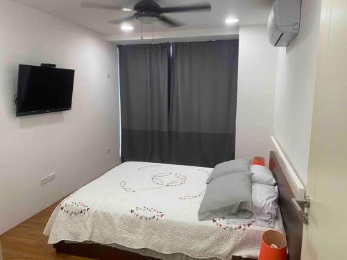 科隆Bala Beach Paradise 1-bedroom Fully Equipped apt.的一间小卧室,配有一张床和一台平面电视