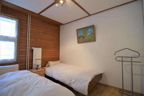 萨沃宁Haus Viols 46的卧室配有两张床,墙上挂着一幅画