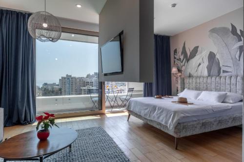 布德瓦City Apartments 2的一间卧室设有一张床和一个大窗户