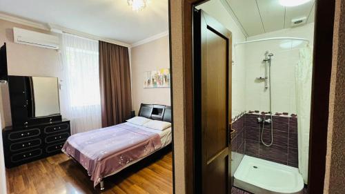 泰拉维Marinella的一间卧室配有一张床和淋浴,还有一间浴室