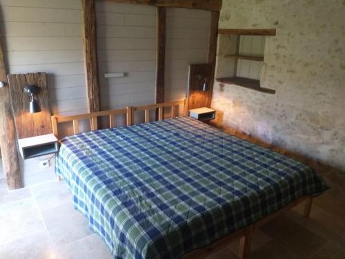 La Mothe-Saint-HérayGite du moulin的一间卧室配有一张带蓝白色 ⁇ 面毯的床