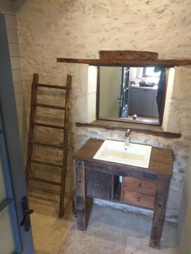 La Mothe-Saint-HérayGite du moulin的一间带水槽和镜子的浴室