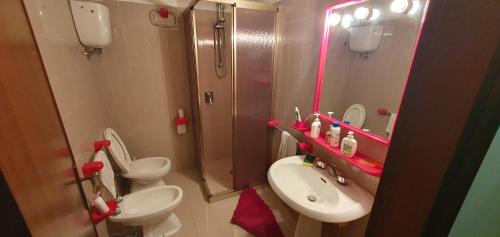 斯波莱托Il Cerqueto的浴室设有2个卫生间、水槽和淋浴。