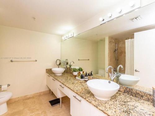 迈阿密Beautiful Brickell Loft with Free Parking的一间带两个盥洗盆和大镜子的浴室
