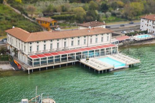 伊塞奥阿拉巴菲利斯酒店的水面上有码头的建筑