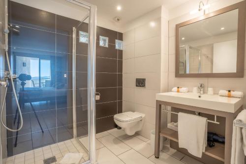 勒拉旺杜格朗帕瓦大酒店的带淋浴、卫生间和盥洗盆的浴室