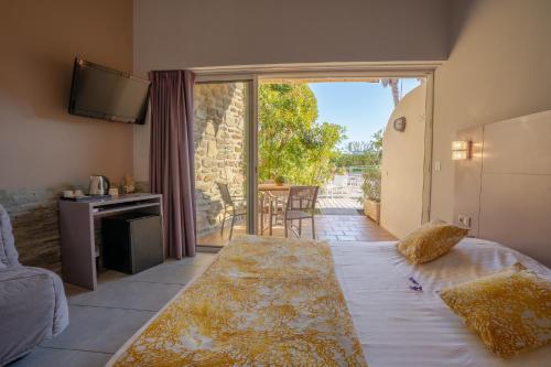 勒拉旺杜格朗帕瓦大酒店的一间卧室配有一张床,享有庭院的景色