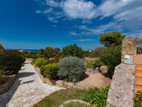 利勒鲁斯Holiday Home San Antoine - IRU140 by Interhome的一座带石头小径和灌木的花园