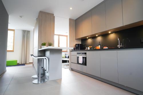 慕尼黑Max Lodging Serviced Apartments的厨房配有白色橱柜和台面