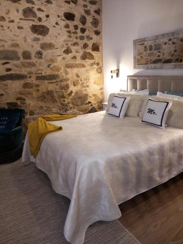比索达雷加Salgueiral Guest House Douro的卧室配有白色的床和两个枕头
