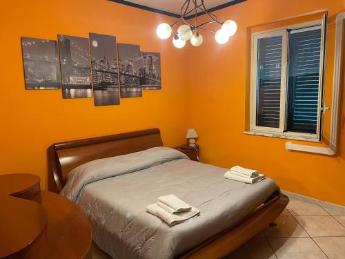 卡塔尼亚Airport Tourist's Home的一间卧室配有一张床,上面有两条毛巾