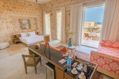 马萨阿拉姆Wadi Sabarah Lodge的带沙发和桌子的客厅以及客厅。
