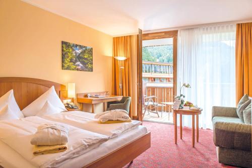 巴德哥依斯恩Vivea Hotel Bad Goisern的酒店客房设有一张床和一个阳台。
