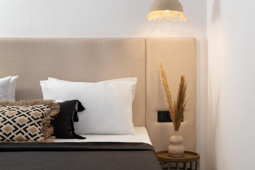 罗德镇Diana Art Boutique Hotel的一间卧室配有带白色和黑色枕头的床