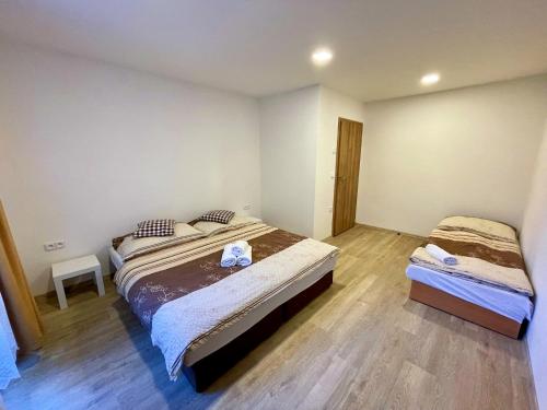弗尔赫拉比Pension Imlauf的一间卧室设有两张床,铺有木地板