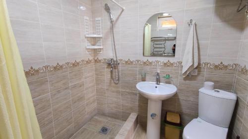 Kaji-Say纳塔利娅酒店的一间带水槽、卫生间和淋浴的浴室
