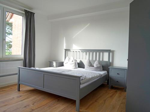 巴尔特鲁姆Ferienhaus Strandlust的一间卧室配有带白色床单和枕头的床。
