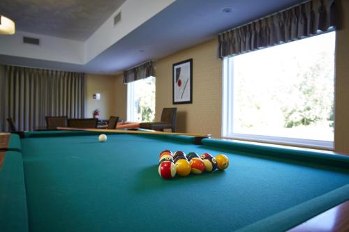 南安普敦南安普敦品质酒店的一张台球桌,里面放着球