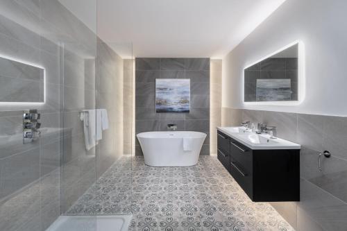 基拉尼Killarney Heights Hotel的浴室配有白色浴缸和水槽